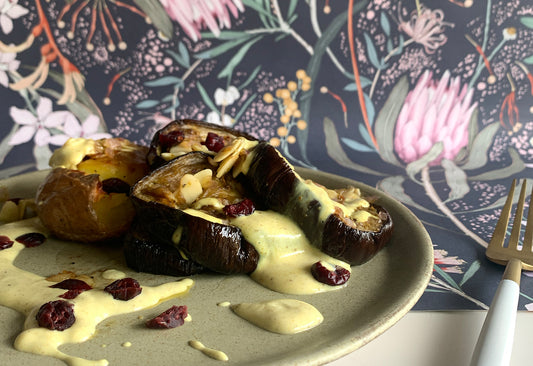 Berenjenas asadas con salsa de yogurt tahine