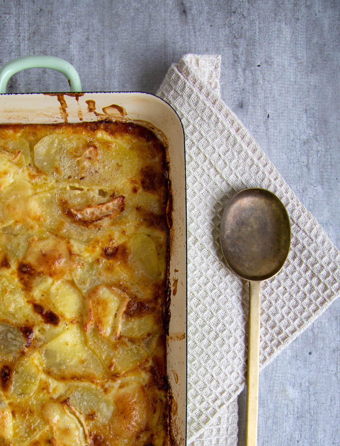 Papas gratinadas con camembert & cebolla